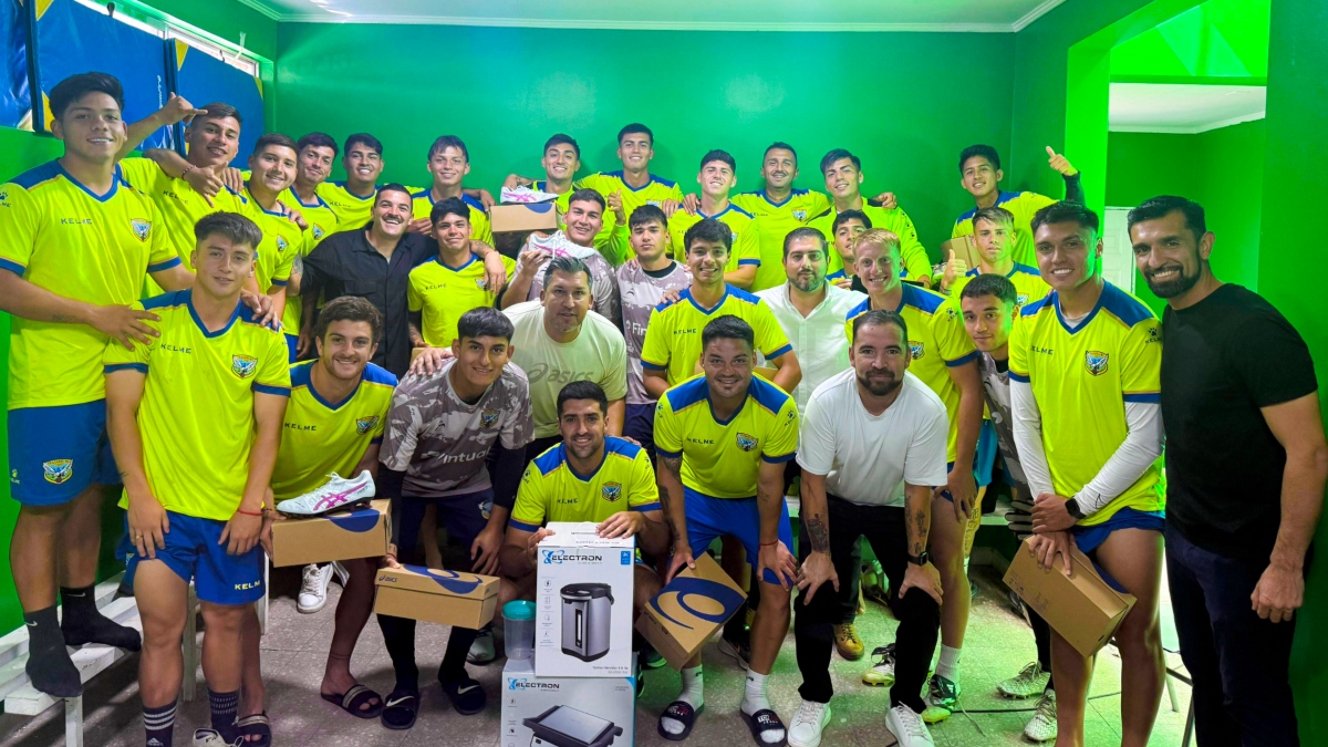 Cooperativa's tweet photo. Sifup entregó zapatos de fútbol a plantel de Trasandino tras robo sufrido el fin de semana https://t.co/u9aHxBFVtk https://t.co/ZnHkFAwCw3