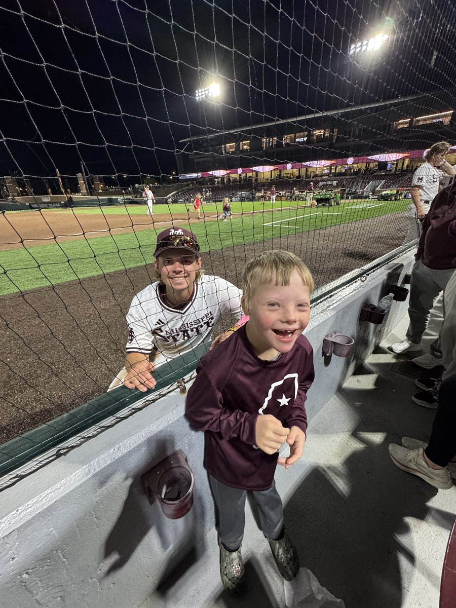 jennifer_coker's tweet photo. Thank you for taking a picture with Luke. #hailstate @BryceChance4 @HailStateBB https://t.co/tMsME3xfc2