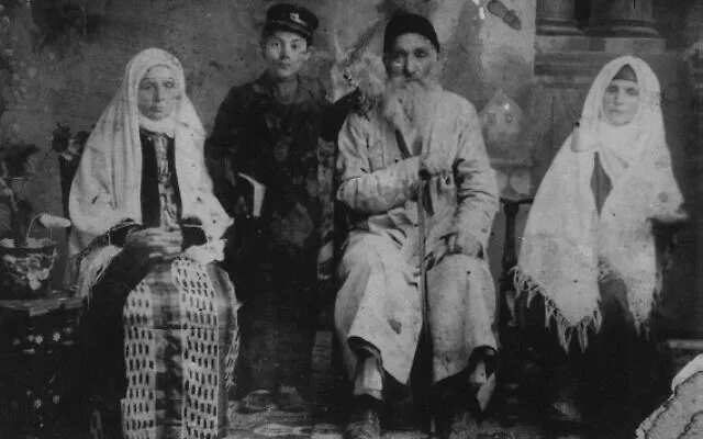 ProfHilmiDemir's tweet photo. Meşhedili bir Yahudi Ailesi.. Meşhed Yahudilerinin önemli bir kısmı din değiştirmeye zorlanmıştır. Gizli Yahudi görünüşte Müslüman olan bu aileler İran'ın ne güçlü aileleridir. https://t.co/m6yNbaqn3P
