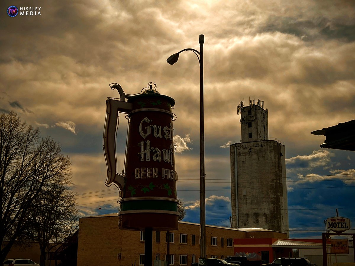 goosenissley's tweet photo. Pizza acquisition had to wait for a moment because things were just looking too cool! Thanks for the views & delicious-ness @TheGustHauf :)
https://t.co/xA8GT5VLBO
#montanaphotographer #easternmontana #glendive #abandonedelevator #uniquesign #montanalife #406life #farmgoose https://t.co/tQMU4jkBES