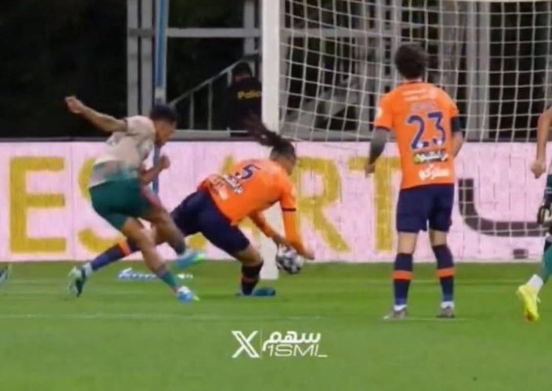 KZail3's tweet photo. فشل كارثي للحكم السعودي و ليست اول مره و لن تكون الاخيره اتمنى من لجنة الحكام اعادة النظر و اعادة التهيئة الحكام و احضار حكام نخبه ليس من جنوب امريكا بل من اوروبا كما كان يفعل اتحاد احمد عيد!!
الحكم الرابع: ركز في الاسيويه؟
@AbdulazizTF  @saudiFF
#اداره_الاهلي_طالبوا_بالتسجيلات https://t.co/aTqx1KzGOv