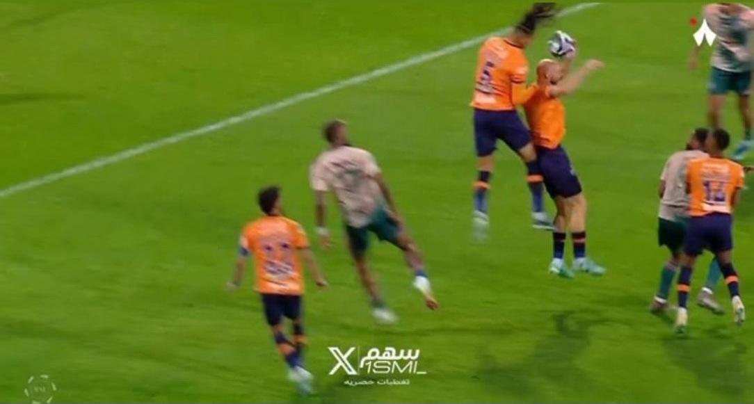 KZail3's tweet photo. فشل كارثي للحكم السعودي و ليست اول مره و لن تكون الاخيره اتمنى من لجنة الحكام اعادة النظر و اعادة التهيئة الحكام و احضار حكام نخبه ليس من جنوب امريكا بل من اوروبا كما كان يفعل اتحاد احمد عيد!!
الحكم الرابع: ركز في الاسيويه؟
@AbdulazizTF  @saudiFF
#اداره_الاهلي_طالبوا_بالتسجيلات https://t.co/aTqx1KzGOv