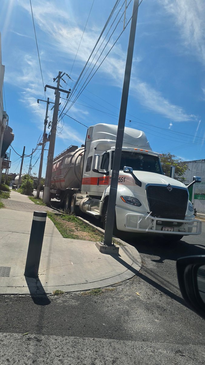 TheDiegoAndre's tweet photo. @Trafico_ZMG que se puede hacer con los trailers que a diario se estacionan en Av. Olímpica y Río Amacuzac obstruyendo la visibilidad de automovilistas y peatones que desean cruzar? https://t.co/YlESf74BlQ