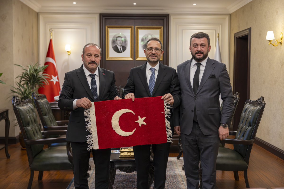 Adalet Bakan Yardımcısı Sedat Ayyıldız’a Bahçeli Belediye Başkanımız Çetin Rıza Tanış ile birlikte hayırlı olsun ziyaretinde bulunduk.Rabbim hayırlı hizmetler nasip etsin