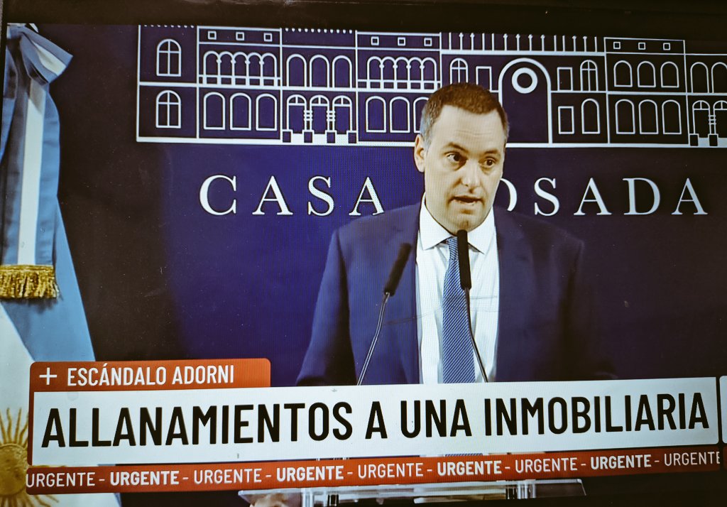 Allanan la inmobiliaria, vinculada a la #EscribanaNechevenko 
La #inmobiliariaRucci y la escribana Adriana Mónica Nechevenko intervinieron conjuntamente en la operación de compra del departamento en Caballito por parte del funcionario Casta Manuel Adorni.
#EscándaloAdorni 
Las