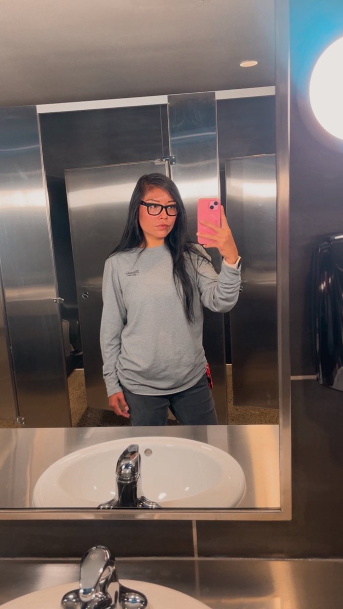 hunbunniee's tweet image. Another day, let’s get it ⚡️ #womenintrades #sparky #bluecollar