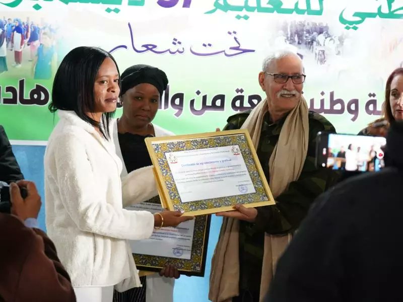 📚🇨🇺 2/3La presencia de la Escuela Simón Bolívar en los campamentos saharauis ha sido símbolo vivo de esa amistad. Miles de jóvenes se han formado en español, ciencias y valores de solidaridad, fortaleciendo el futuro de la nación saharaui.
✏️🌍 #Educación #Solidaridad