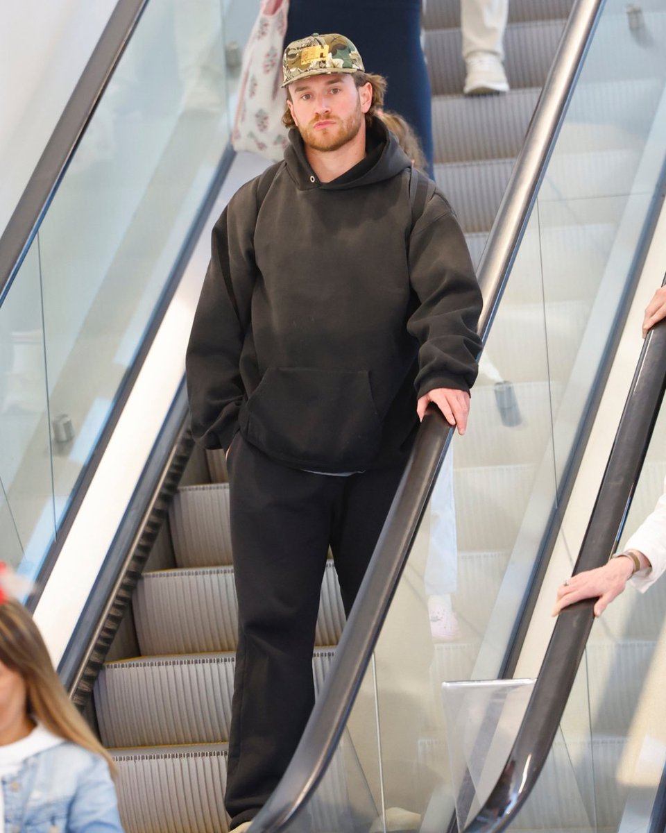 Page Six tweet media