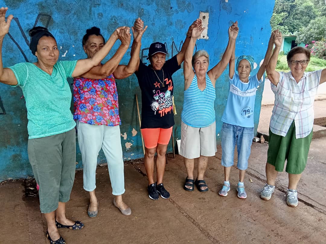 IrovisG89303's tweet photo. Continúa el trabajo con el adulto mayor en el consejo popular Rolo veguita en el municipio de moa por las profesoras de Cultura física del combinado deportivo número 3 Edmundo Romero López las licenciada Yaneisi Gomes García y Damarys Vargas Alarcón https://t.co/B6avR8uZas