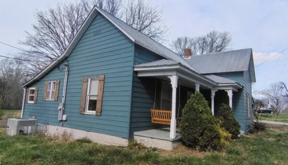 oldhouseunder50's tweet image. Situated on a sprawling one- #acre lot, is this #Tennessee #home. oldhousecalling.com/2026/04/08/c-1…