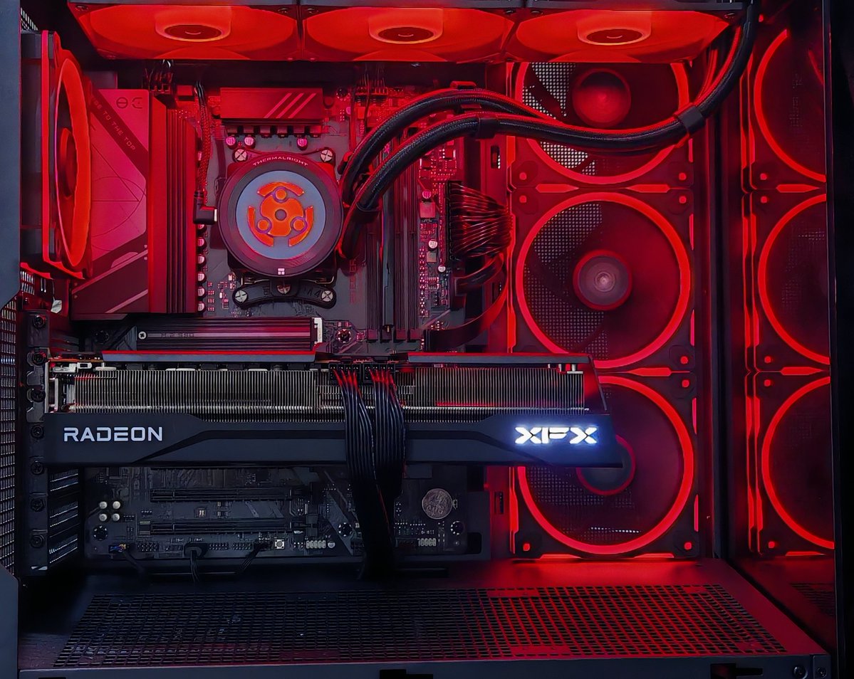 Cozy_PC's tweet image. ماشاءالله، الله يبارك لها خدمة تجميع وتركيب❤️ 

المواصفات :
CPU : R5 9600X 

GPU : RX 9070 

Motherboard : B650 Eagle AX 

RAM : XPG Lancer 16GB 6000MHz CL36 

Storage : WD Blue SN500 1TB 

Cooler : Thermalright Core Vision 360 

PSU : XPG Core Reactor 850W 

Case : ASUS A31
