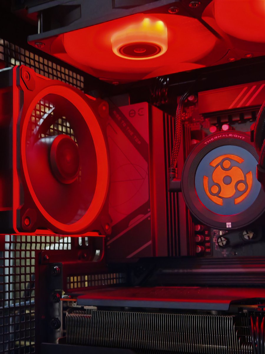 Cozy_PC's tweet image. ماشاءالله، الله يبارك لها خدمة تجميع وتركيب❤️ 

المواصفات :
CPU : R5 9600X 

GPU : RX 9070 

Motherboard : B650 Eagle AX 

RAM : XPG Lancer 16GB 6000MHz CL36 

Storage : WD Blue SN500 1TB 

Cooler : Thermalright Core Vision 360 

PSU : XPG Core Reactor 850W 

Case : ASUS A31