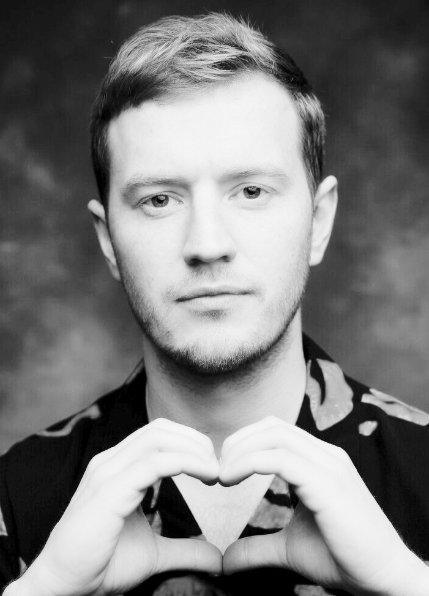 ginacaranonet's tweet photo. 5 Years of https://t.co/tO9ckwKlJJ.. ❤️ (This shot was my idea the other day, for this post. I end up in weird places. Don't ask!) I thought it summerizes this community, and  @ginacarano)

Over the years one thing has been a constant, all of you.

Years have flown by like a whirlwind. Where did time go?! We're all getting old! What started with a group of wonderful people unexpectedly flourished into a beautiful community all built around one common thing; supporting Gina and supporting each other. 

There's something empowering and beautiful about building each other up in life. https://t.co/tO9ckwKlJJ is very much my thing, Gina is not involved in the running. So I take the credit there, Gina gets absolutely no credit there folks. 🤣

There's been weird times over the years, especially when online actions crosses into real life. About two years ago people wanted me to stop supporting Gina publicly. It's only a fan site, I would hear over and over again. Family, friends, the people closest to me kept wanting to me to stop; Luckily that's not me, you don't give up on things that mean something to people. That's not me, and honestly it makes me the happiest that this community gives people a sense of belonging.

One thing I've learnt is support and fandom comes in all shapes in sizes, It's not about the trivial things, like how many movies you've seen, If you know everything about someones career; It's all about what's in your heart. It's about being human. I never expected this to become trendy, and cool; that's everything I'm not.. but let's go with it people.. 😂

You'll be glad to know as long as Gina is working; or throwing punches. https://t.co/tO9ckwKlJJ will always be here. Bringing you bitesize daily content that hopefully brings you a little smile. Here's to the next 5 years.

Here's to all of you.
Here's to sweet Gina..

- Ash. 🫶
