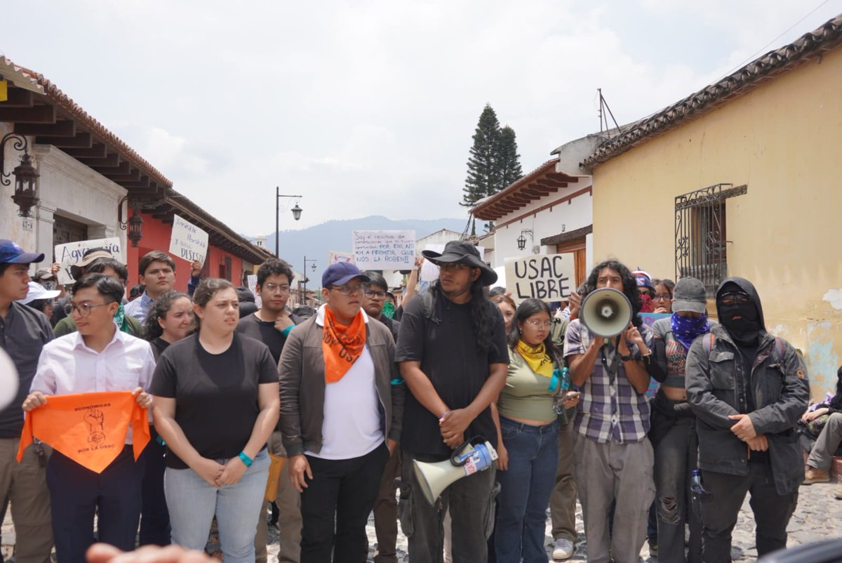 #usac | cuerpos electorales y asociaciones estudiantiles niegan el reconocimiento de Walter Mazariegos donde exigen al poder ejecutivo que se haga presente ante las ilegalidades que se hicieron presentes en esta elecion de rector.

📸 tviximulew 
#tviximulew #CSU