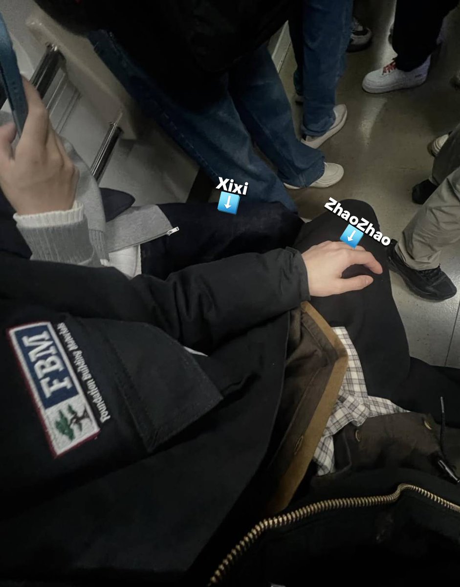 _TinnyCat_'s tweet image. Does ZhaoZhao have a possessive side too? 🤭

 #XiZhao #HeChangxi #HeYanzhao