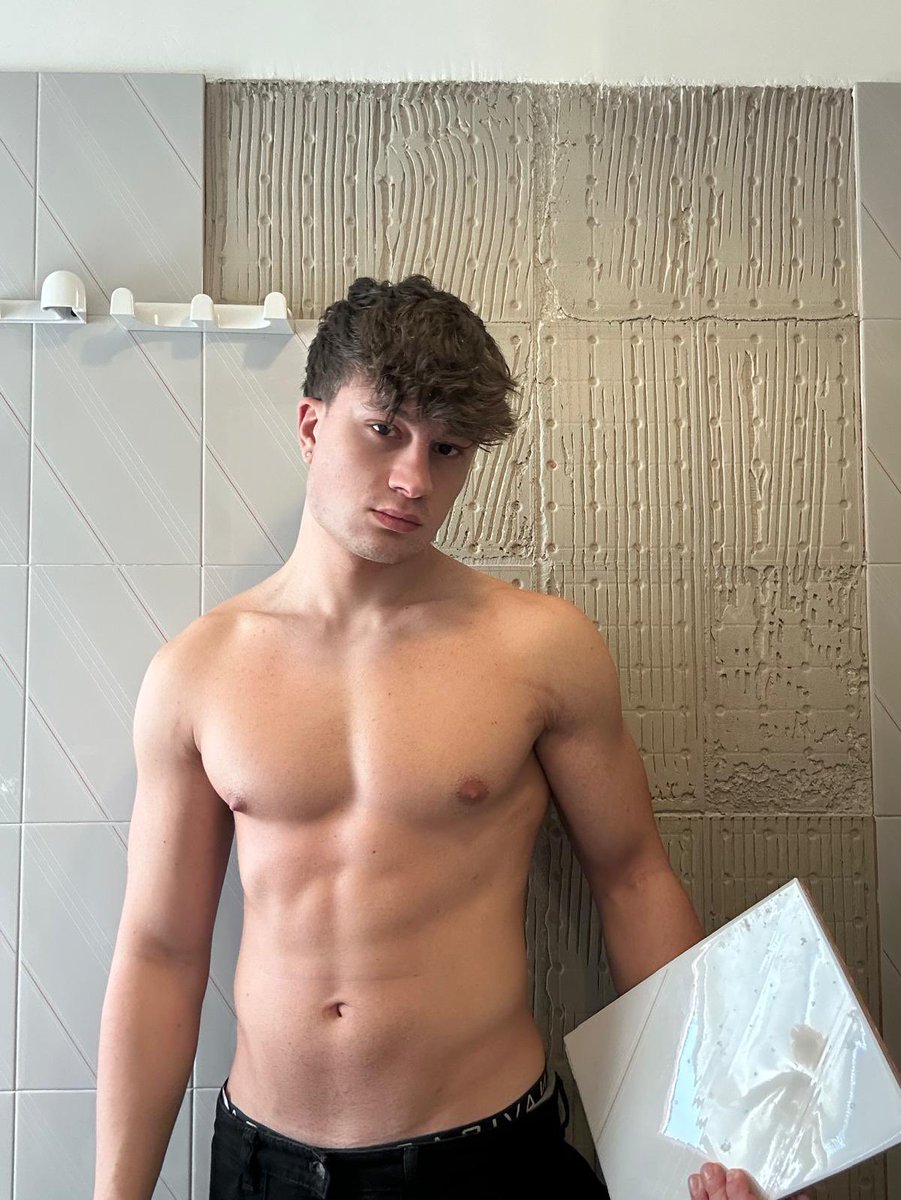 realmat03's tweet photo. Oggi piastrellista 😏 https://t.co/f4NDbvzYtc
