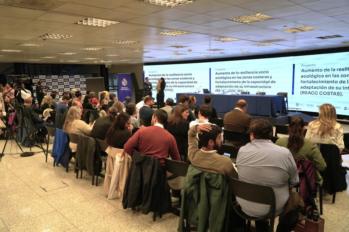 Taller #REACC costas 

Más capacidades, articulación y acción frente al cambio climático 🌎 

Impulsamos un espacio de trabajo con seis departamentos para avanzar en herramientas de gestión de riesgos y la planificación.

<a href="/MaFerSouza_/">María Fernanda Souza</a>

gub.uy/ministerio-amb…