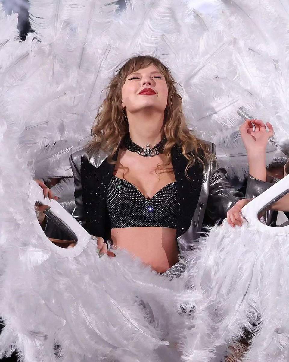 Taylor Swift is God👑 tweet media