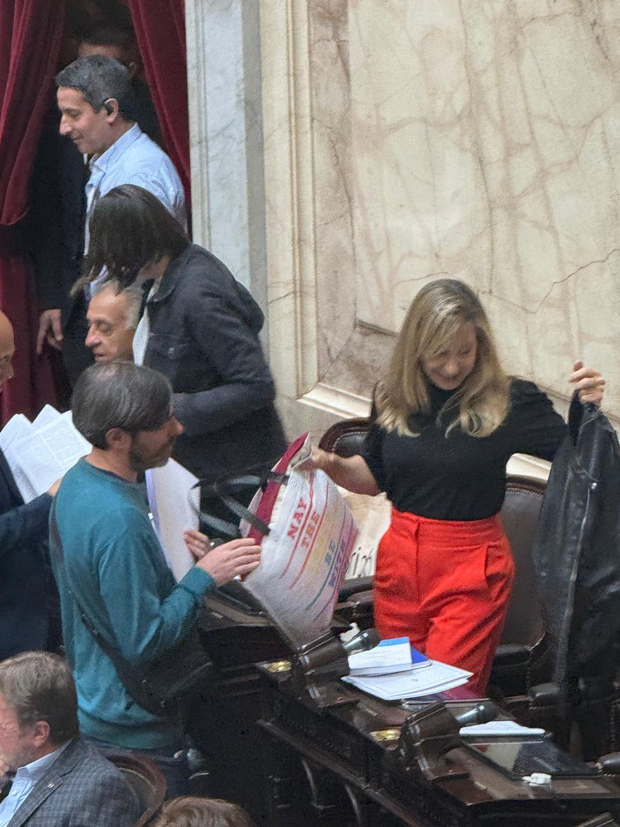 En una nube de pedos la izquierda.