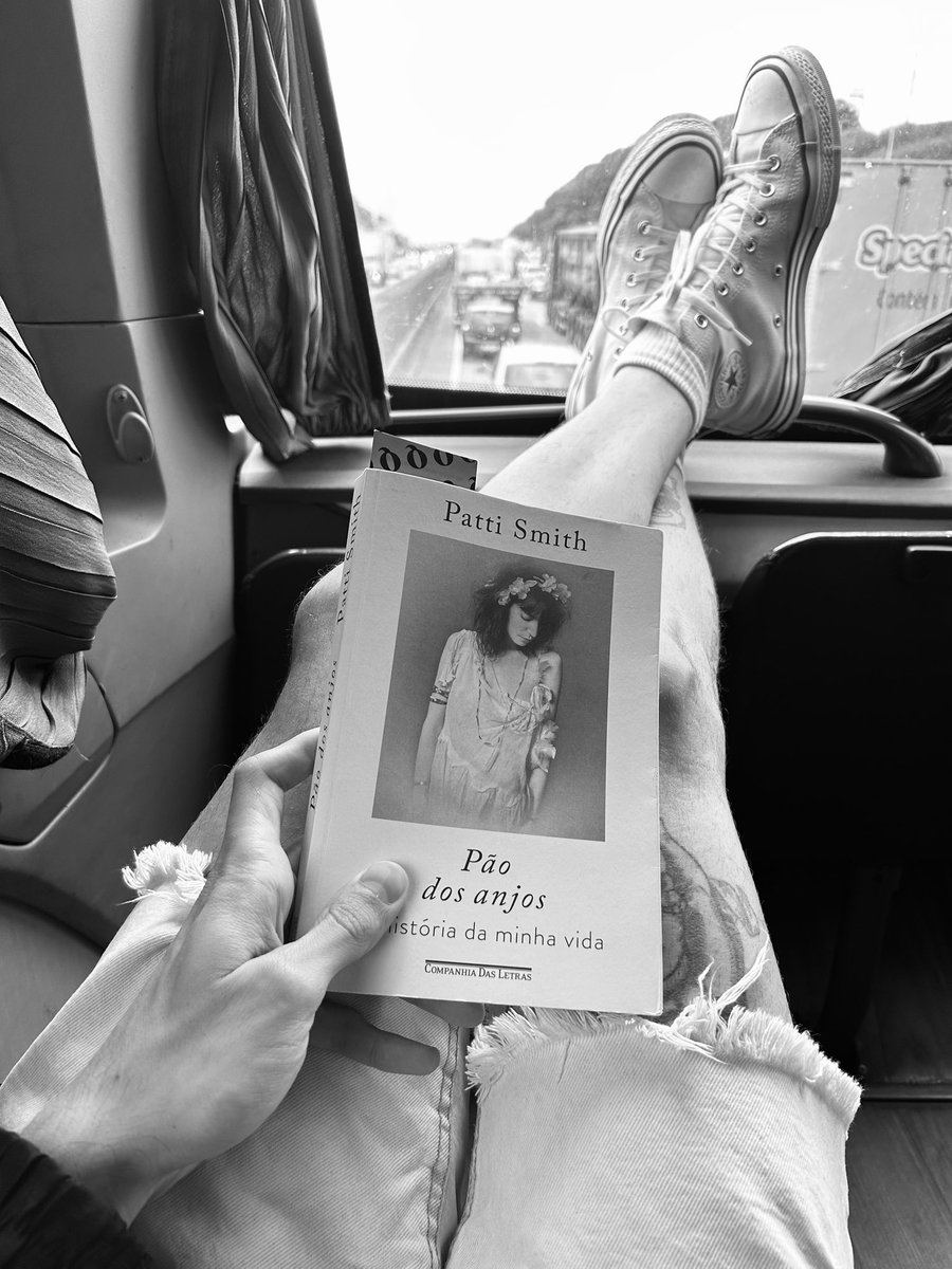 a forma de como a patti smith relata suas memórias do passado me emociona. não canso. artista demais, tá maluco