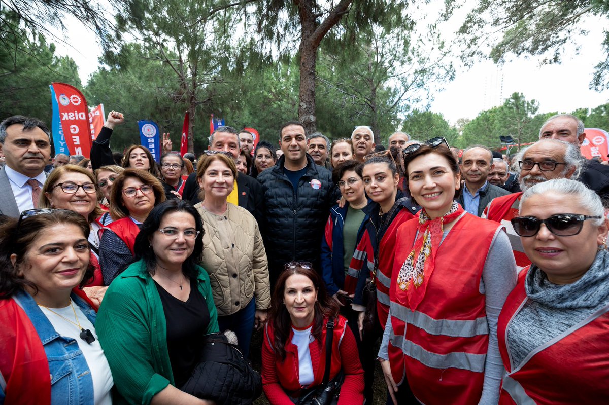 ermanuzuneu's tweet photo. Meslek Fabrikası’nın önünden bugün hep birlikte bir kez daha seslendik:

İzmir Büyükşehir Belediyemizin koruyup yaşattığı, halkın yararına sunduğu Meslek Fabrikası İzmir’indir ve İzmirlilerin hizmetinde kalmalıdır.

Tahliye kararına karşı hep birlikte direndiğimiz Meslek Fabrikası, İzmir halkının helal hakkıdır. Bu yapıyı memlekete faydalı hale getiren İzmir halkıdır, İzmir Büyükşehir Belediyemizdir.

Meslek Fabrikası’na sahip çıkmak; işsiz gençlerin, meslek öğrenen kadınların hakkına, emekle kurulan hayallere, yarınlarımıza sahip çıkmaktır.

İzmir’imizin ortak değeri için mücademiz devam edecek!
