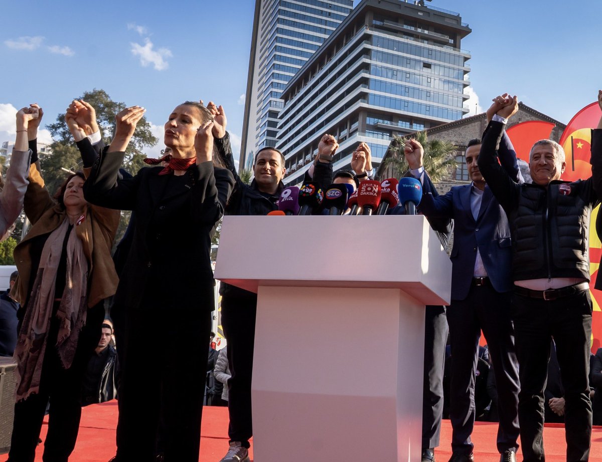ermanuzuneu's tweet photo. Meslek Fabrikası’nın önünden bugün hep birlikte bir kez daha seslendik:

İzmir Büyükşehir Belediyemizin koruyup yaşattığı, halkın yararına sunduğu Meslek Fabrikası İzmir’indir ve İzmirlilerin hizmetinde kalmalıdır.

Tahliye kararına karşı hep birlikte direndiğimiz Meslek Fabrikası, İzmir halkının helal hakkıdır. Bu yapıyı memlekete faydalı hale getiren İzmir halkıdır, İzmir Büyükşehir Belediyemizdir.

Meslek Fabrikası’na sahip çıkmak; işsiz gençlerin, meslek öğrenen kadınların hakkına, emekle kurulan hayallere, yarınlarımıza sahip çıkmaktır.

İzmir’imizin ortak değeri için mücademiz devam edecek!