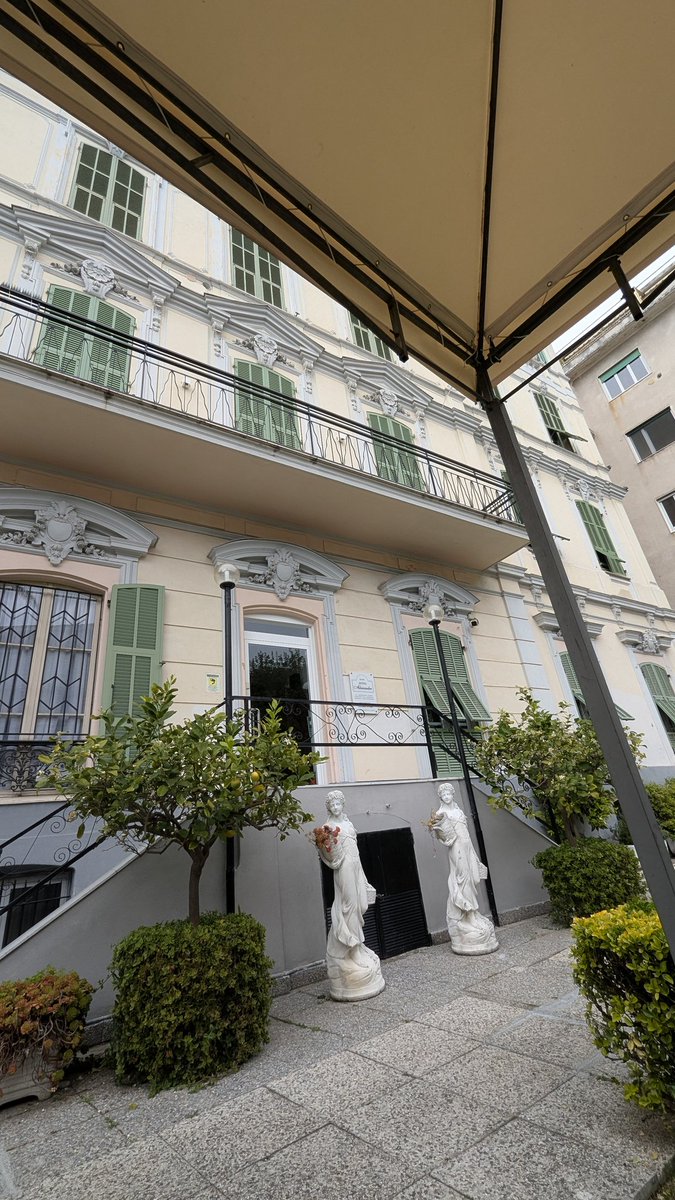 Smuda_Berlin's tweet image. Der Tag geht zuende. Das Glas #Aperol - im falschen Glas - der  Anfang des Abends mit Müdigkeit im Garten des kleinen Hotels, das ich sehr mag (preislich sehr günstig und gut gelegen). #Sanremo #Italien