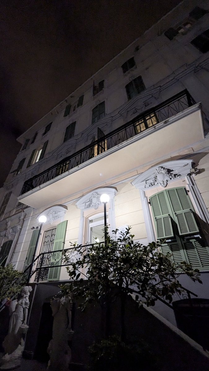 Smuda_Berlin's tweet image. Der Tag geht zuende. Das Glas #Aperol - im falschen Glas - der  Anfang des Abends mit Müdigkeit im Garten des kleinen Hotels, das ich sehr mag (preislich sehr günstig und gut gelegen). #Sanremo #Italien