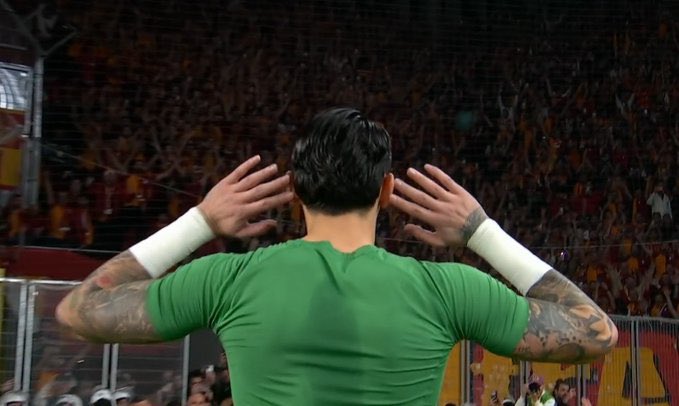 kontrasports's tweet photo. Maç sonu Uğurcan ve İsmail Köybaşı arasındaki diyalog.

🗣️Uğurcan Çakır: "Allah çarpsın hastalıktan ölüyorum abi." https://t.co/Y6kC1Wcd6N