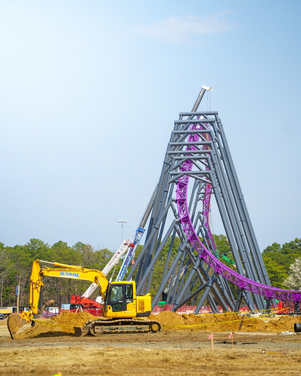 SFGrAdventure's tweet image. It’s rising and it’s unlike anything you’ve seen before. 🎢💜

More track is in place, and the layout is starting to come into view...where things begin… upside down. 👀 

#AdventureAwakens #SFGAD2027