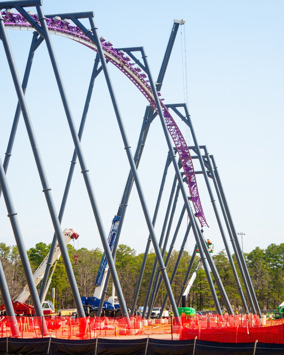 SFGrAdventure's tweet image. It’s rising and it’s unlike anything you’ve seen before. 🎢💜

More track is in place, and the layout is starting to come into view...where things begin… upside down. 👀 

#AdventureAwakens #SFGAD2027
