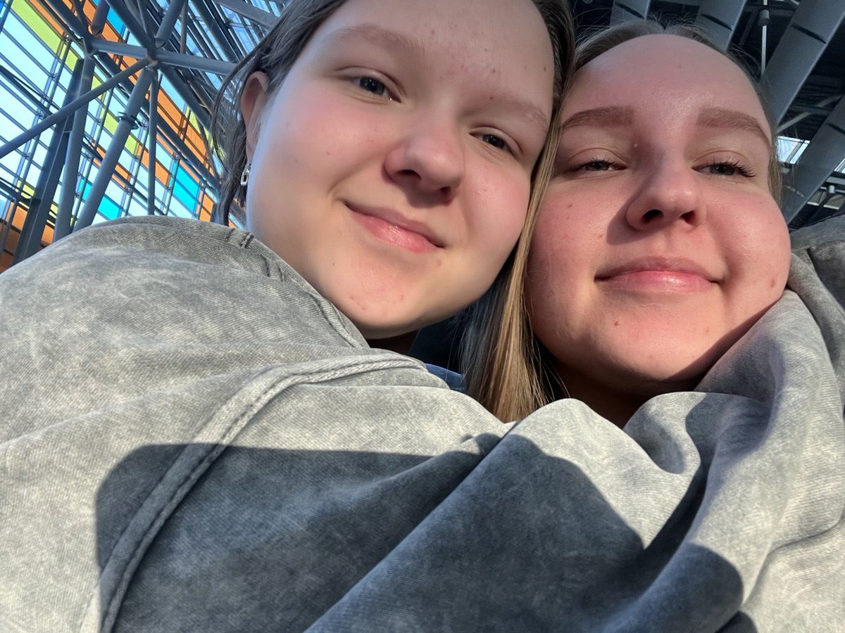 риша tweet media