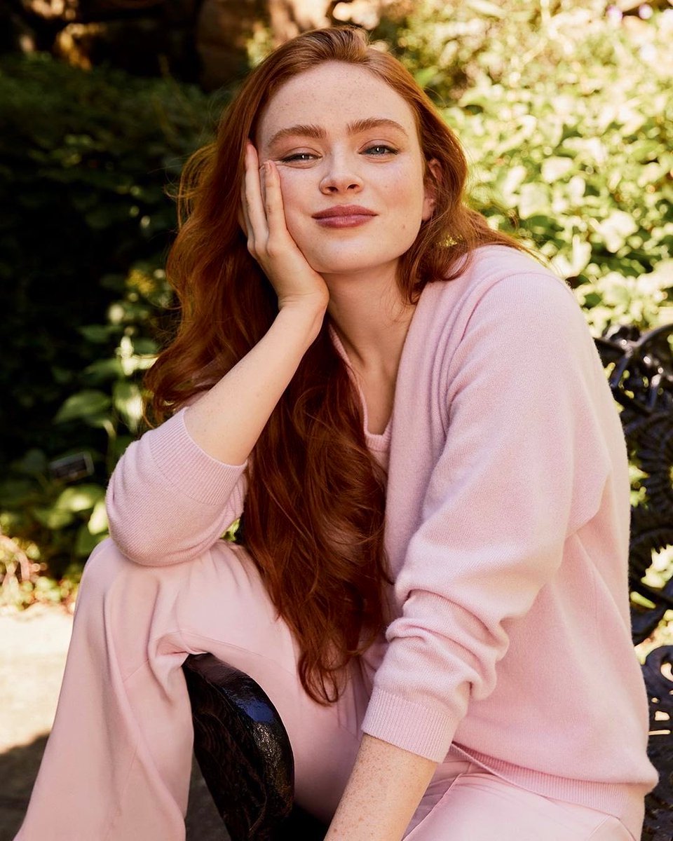 Cicily_aura's tweet image. Hey @grok, make Sadie Sink wear a pink bunny suit