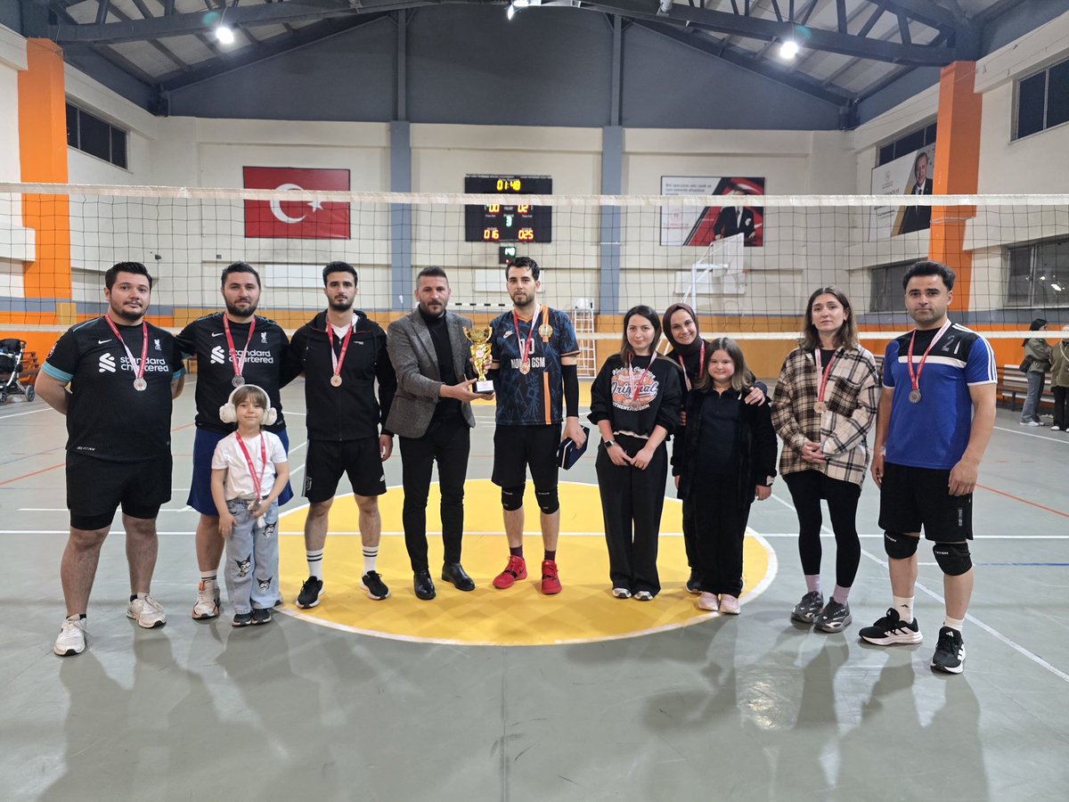 yilmazilhan30's tweet photo. 24 Kasım Öğretmenler Günü münasebetiyle düzenlenen okullar arası voleybol turnuvası, bu yıl yoğun bir katılımla gerçekleştirilmiştir. Turnuvaya toplam 40 okul katılım sağlamış, organizasyon süresince 100’ü aşkın müsabaka oynanmıştır.
Sporun birleştirici gücünü ortaya koyan bu anlamlı etkinlikte, okullarımızda görev yapan öğretmenlerimiz hem rekabet etmiş hem de dostluk, dayanışma ve fair-play ruhunu en güzel şekilde yansıtmıştır.
Gerçekleştirilen müsabakalar sonucunda;
 FSM Ortaokulu birinci,
Değerli İMKB Ortaokulu ikinci,
Esenyurt Ortaokulu üçüncü,
Mehmetçik Ortaokulu dördüncü olmuştur. 
Turnuvaya katılan tüm okullarımızın kıymetli öğretmenlerini göstermiş oldukları azim, özveri ve centilmence mücadelelerinden dolayı tebrik ediyor; dereceye giren okullarımızı ayrıca kutluyoruz.
Bu anlamlı organizasyonun başarıyla gerçekleştirilmesinde emeği geçen tüm idarecilerimize, öğretmenlerimize, hakemlerimize ve katkı sunan herkese teşekkür ederiz.
@OA_BAK 
@itasyapan 
@TCyuksekova 
@KayaZeydin 
@30Emin_YILDIRIM 
@sabridemir30 
@guldalfahri1