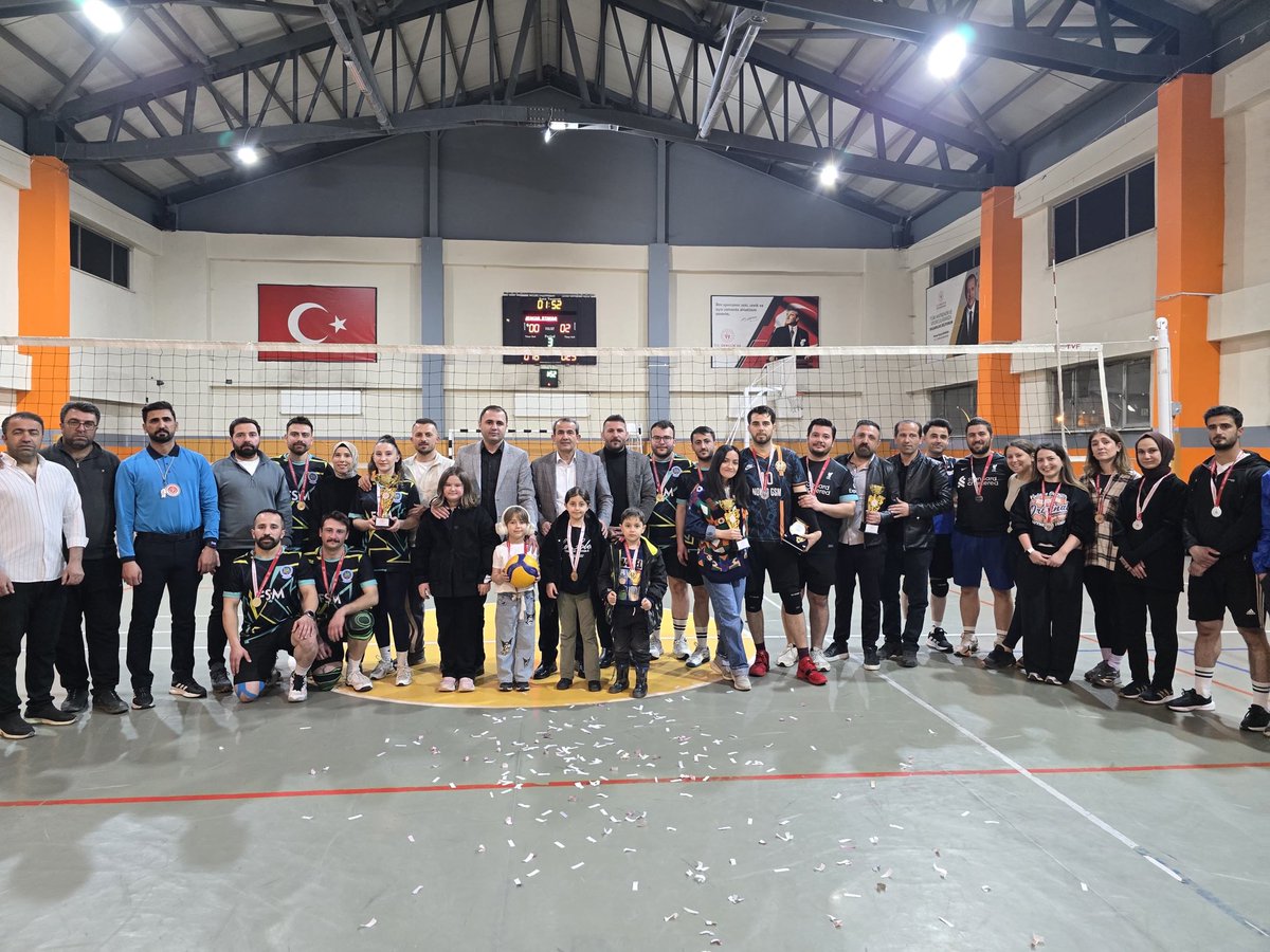 24 Kasım Öğretmenler Günü münasebetiyle düzenlenen okullar arası voleybol turnuvası, bu yıl yoğun bir katılımla gerçekleştirilmiştir. Turnuvaya toplam 40 okul katılım sağlamış, organizasyon süresince 100’ü aşkın müsabaka oynanmıştır.
Sporun birleştirici gücünü ortaya koyan bu