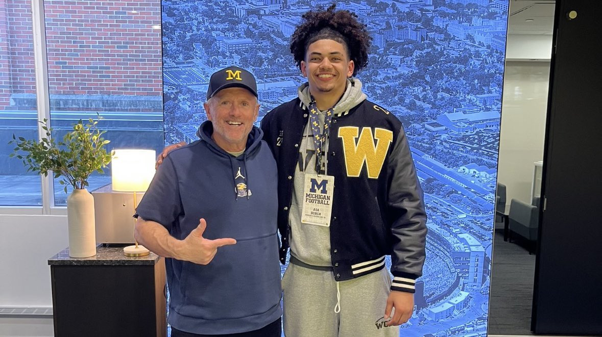 ZachLibby_'s tweet image. Latest #Michigan Football recruiting nuggets on a few visitors who were on campus yesterday, including an elite 2028 EDGE out of Ohio who’s also a U-M legacy. #GoBlue

READ: maizenbrew.com/post/id8eHfFyB…