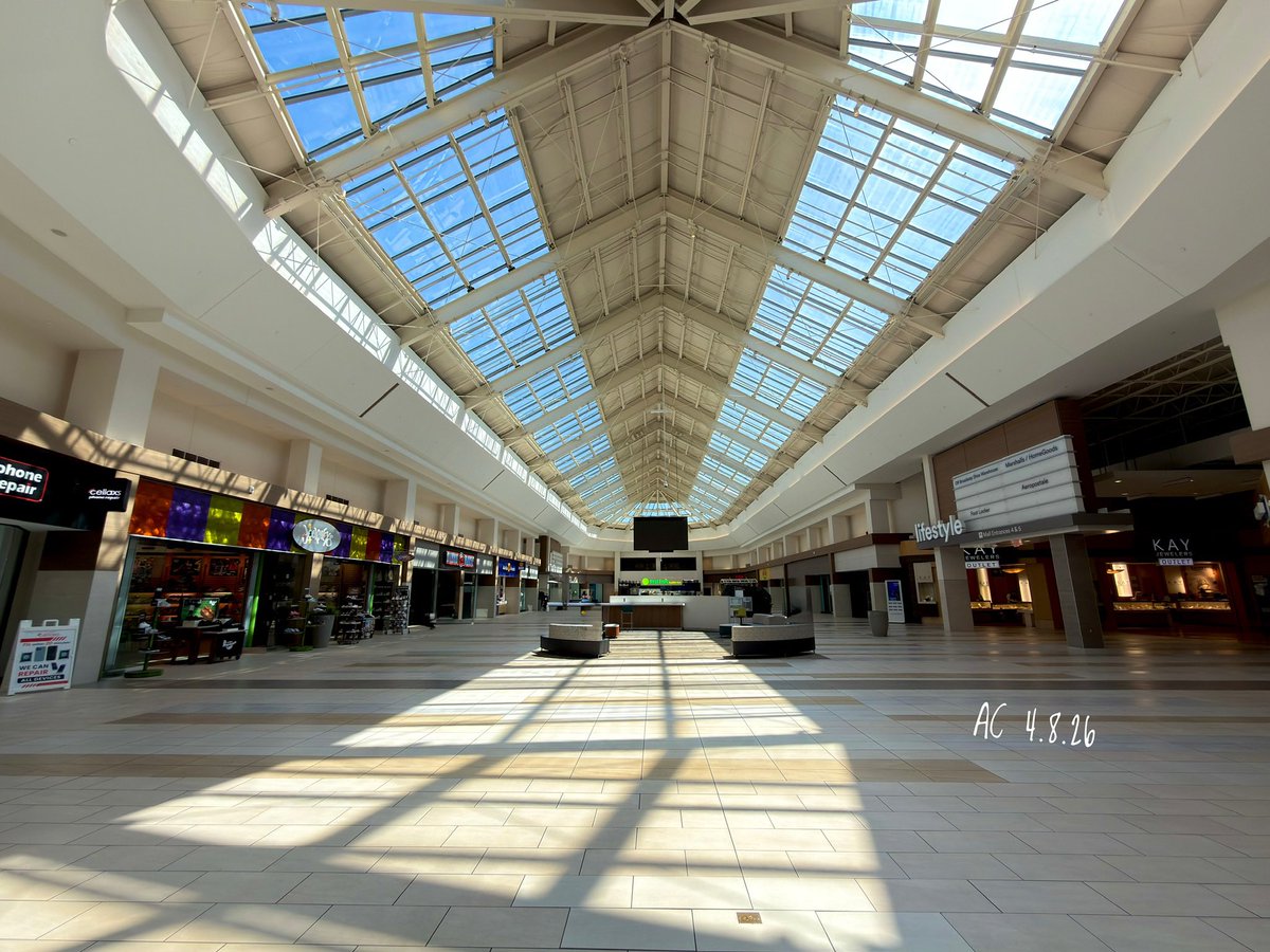 ACinPhilly's tweet image. Franklin Mills Mall, Philadelphia earlier today vs. Franklin Mills in the 1990s

#Philly #Philadelphia #deadmalls