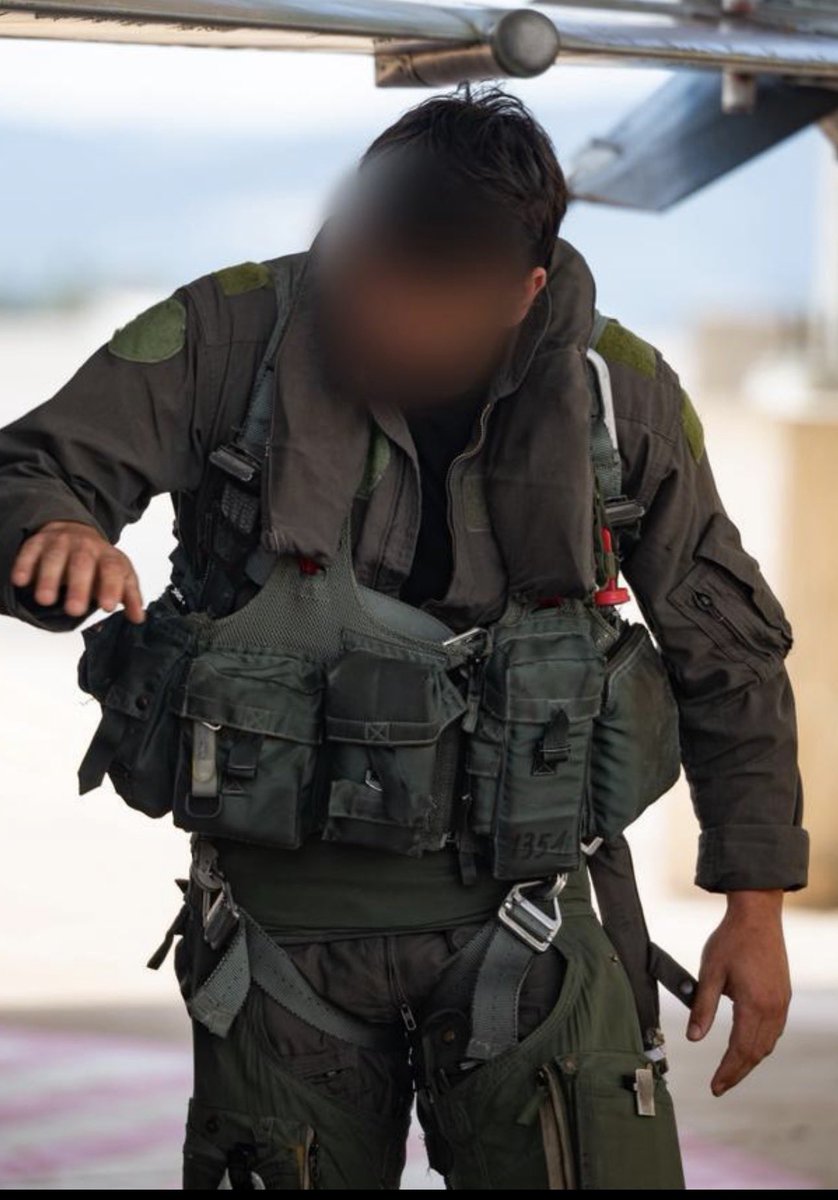 jpartej's tweet image. Ojo a la cantidad de equipo que lleva en ese chaleco.