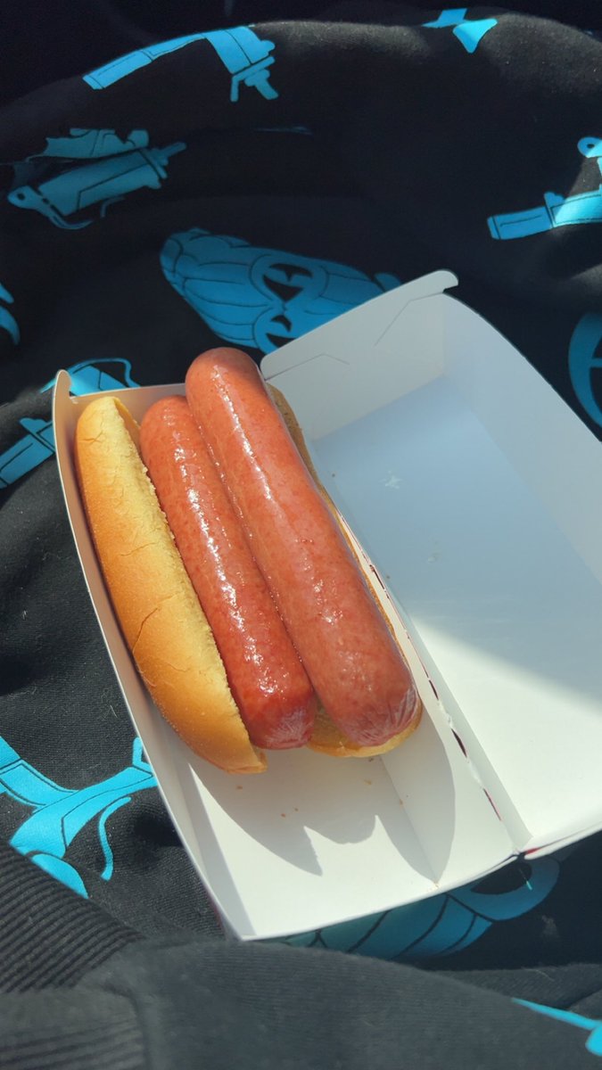 ynot_lunchbox77's tweet image. How I like my glizzies🤷‍♂️🤠#Glizzy #2Glizzy1Bun #CowboyParty