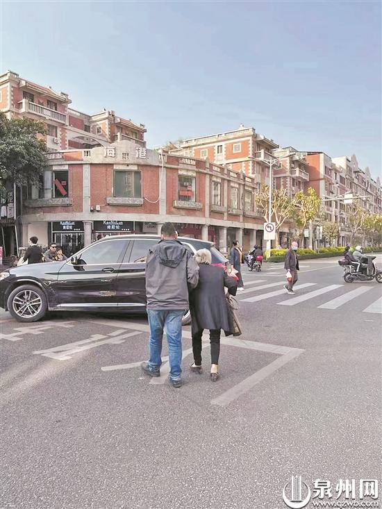 HaroldsBoothang's tweet photo. "Spotted a stranger help an elderly cross the street + hold the door for a kid—small acts, huge warmth. Let’s pass on the kindness today! " https://t.co/LVs9TLVfT2