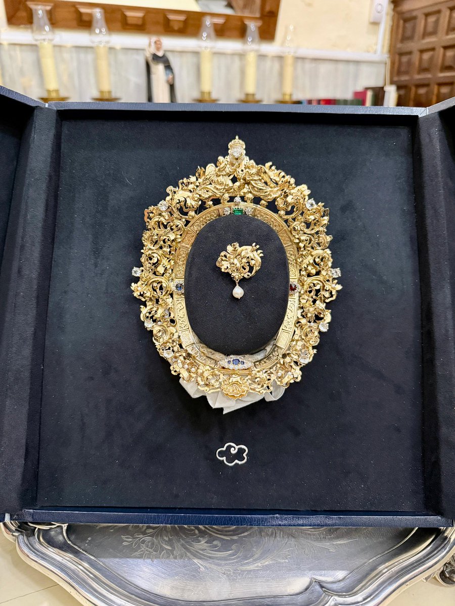 alvarohernandec's tweet photo. La barbaridad que ha hecho @elOribejoyas para la patrona de Almería: así es el nuevo rostrillo de la Virgen del Mar.

Con regalo incluido. Un broche para el niño.

@HdadVirgenMar https://t.co/VXAcpOwTAH
