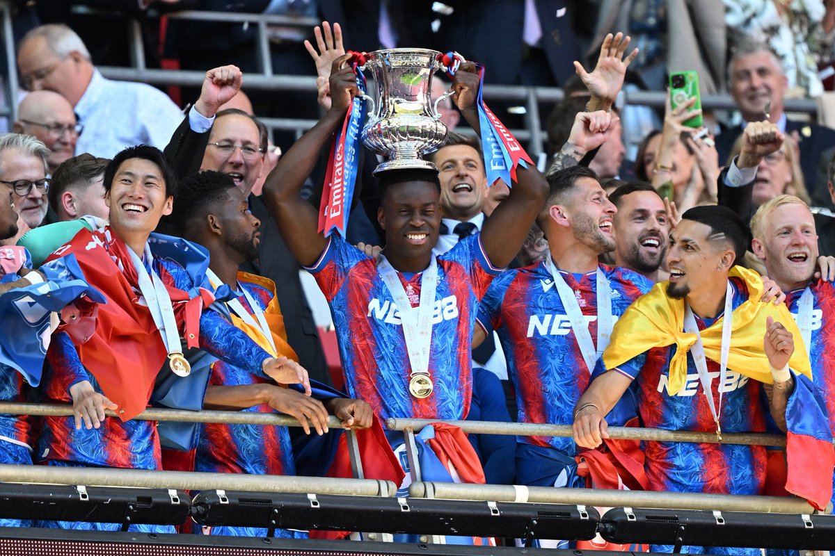 Oliver Glasner: “Marc Guéhi had a day off at Manchester City on Monday so he visited the Training Ground. 

“It’s a good sign that the players who left Palace are always enjoying coming back to the Training Ground and visiting the players, visiting the staff. 

“We had a chat and