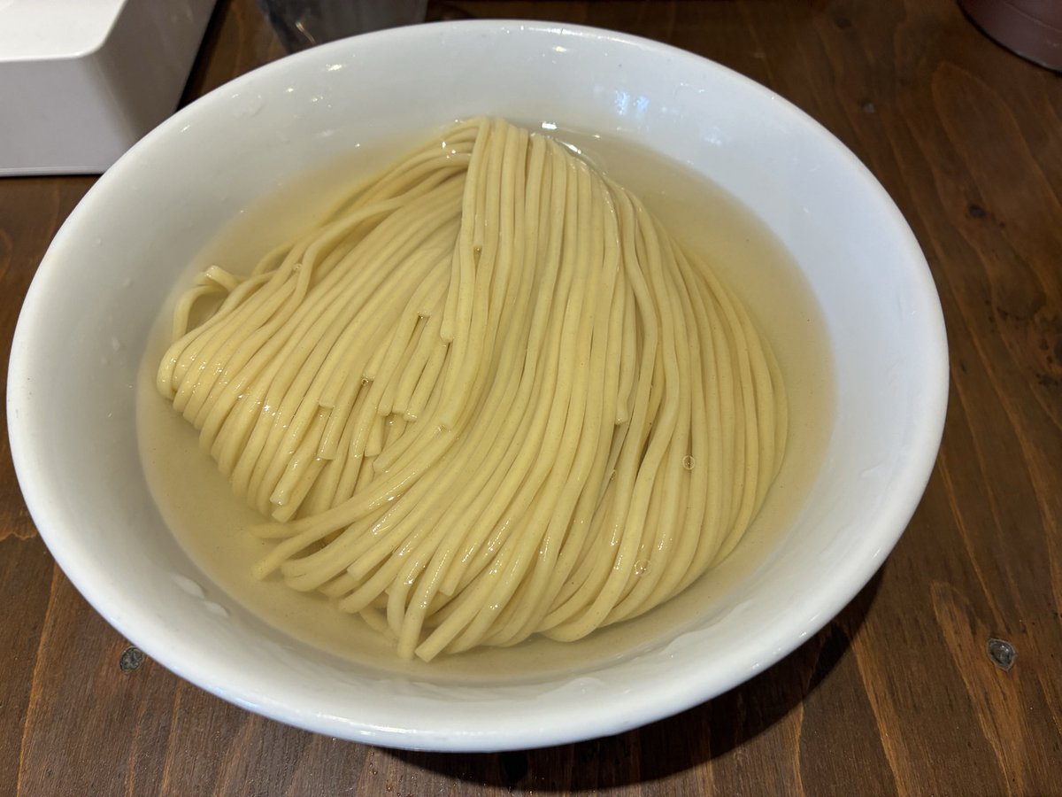 23seasons's tweet photo. 近所で行列できてた麺屋鈴春いってみた
麺300gでもう少し入りそうだったけど500は厳しいからつけ汁は一種 https://t.co/zTMyvay1jv