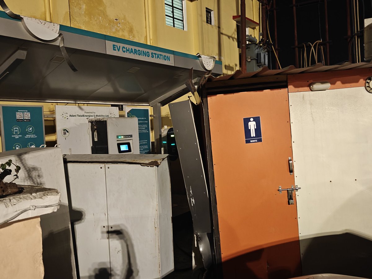 vpy143's tweet photo. पर्यटन विभाग पार्किंग में बने अडानी ईवी चार्जर के सामने नगर निगम अयोध्या द्वारा खराब मोबाइल टॉयलेट को रख दिया गया है जिस कारण ईवी कार चार्ज नहीं हो पा रही है या चार्ज करने में समस्या हो रही है नगर निगम की लापरवाही की वजह से पर्यटकों को समस्या हो रही है। https://t.co/vVWdNKUrTV