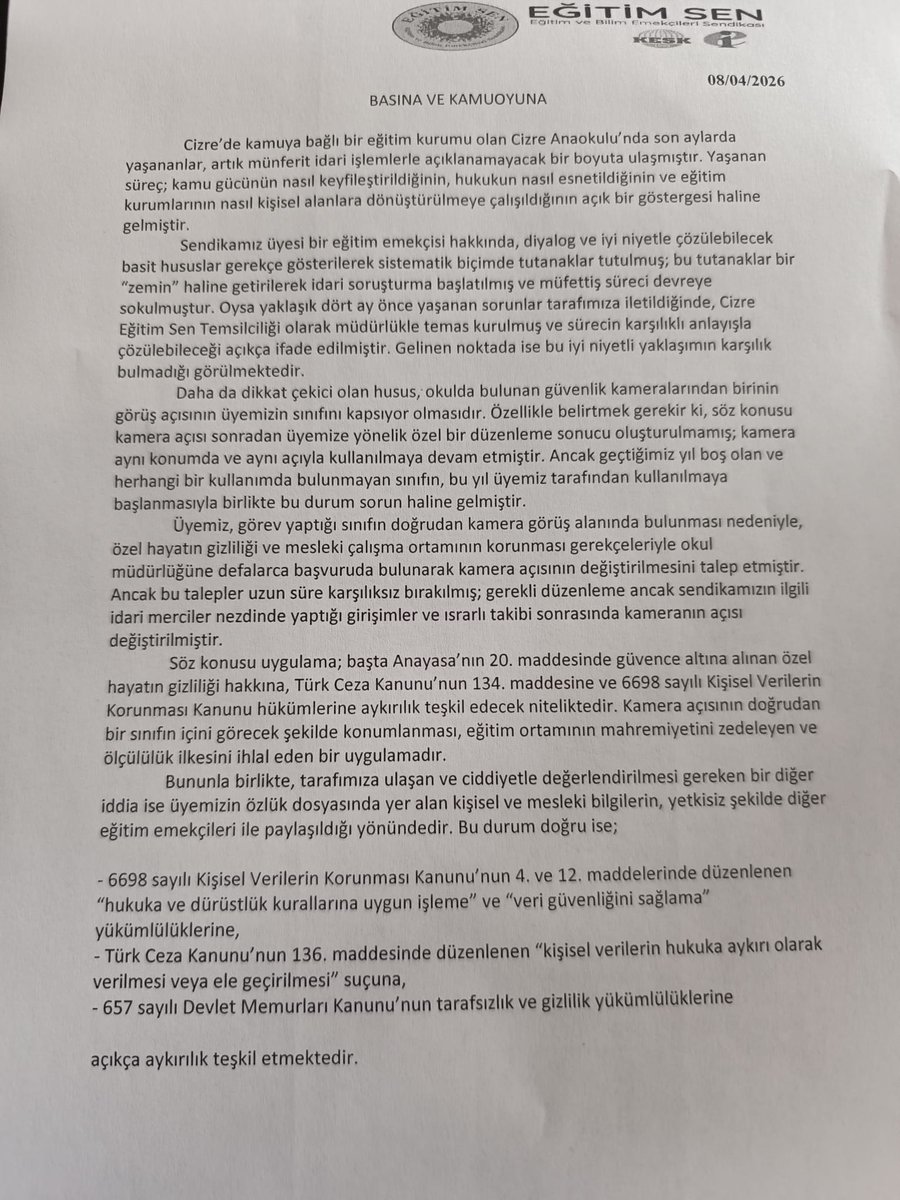 sirnakegitimsen's tweet photo. Cizre Anaokulunda yaşanan mobbing ve baskıya yönelik temsilciliğimizin açıklamasıdır.⤵️
657 sayılı Devlet Memurları Kanunu, kamu görevlilerinin tarafsızlığını açıkça emreder. Kamu yönetimi ilkeleri ise görevlerin kişisel ilişkilerle şekillendirilemeyeceğini net biçimde ortaya koyar.
 Peki bugün Cizre Anaokulu’nda neyle karşı karşıyayız?
 Bir tarafta soruşturma süreçleriyle baskı altına alınan bir eğitim emekçisi,
Diğer tarafta belirli bir sendikaya alan açan, şeffaflıktan uzak faaliyetler,
Ve bu faaliyetlerin içinde yer alan aile ilişkileri…
 Buradan açık ve net soruyoruz:
 Bu okul bir kamu kurumu mudur?
Yoksa belirli bir sendikanın kullanım alanı mı?
Yoksa kişisel ilişkilerle yönetilen bir yapı mı?
Yoksa bir “aile organizasyonu” mu?
 Hiç kimse kusura bakmasın:
 Kamu gücü; eş, dost, sendika ilişkileri üzerinden kullanılamaz.
Bir eğitim emekçisi hedef alınırken, diğerleri ayrıcalıklı hale getirilemez.
Sendikal faaliyet adı altında ayrımcılık yapılamaz.
 Yaşananlar yalnızca bir öğretmenin meselesi değildir. Bu tablo; hukukun askıya alındığı, eşitliğin yok sayıldığı ve kamu yönetiminin kişiselleştirildiği bir anlayışın yansımasıdır.
 Yetkililere açık çağrımızdır:
 Bu tabloya sessiz kalmak, bu tabloya ortak olmaktır.
Çıkar çatışması, sendikal ayrımcılık, kişisel verilerin hukuka aykırı paylaşımı ve yetki kötüye kullanımı iddiaları derhal ve tüm yönleriyle soruşturulmalıdır.
 Ve buradan bir kez daha ilan ediyoruz:
 Eğitim kurumları kimsenin arka bahçesi değildir!
Kamu yönetimi aile ilişkileriyle yürütülemez!
Eğitim emekçileri yalnız değildir, susmayacaktır!
Kamuoyuna saygıyla duyurulur.
 Cizre Eğitim Sen Temsilciliği
@egitimsencizre
@egitimsen @KESK_73 @zulkufgunesh @mebpgm @sirnakmem73 @KemalIrmak_