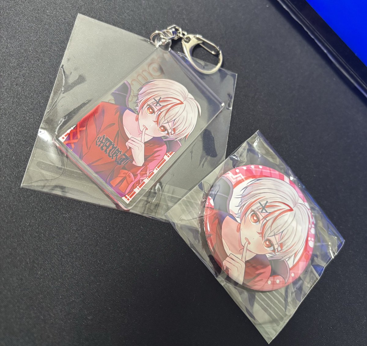 お家に缶バッジとアクキー届いたにょჱ̒^> ̫ <