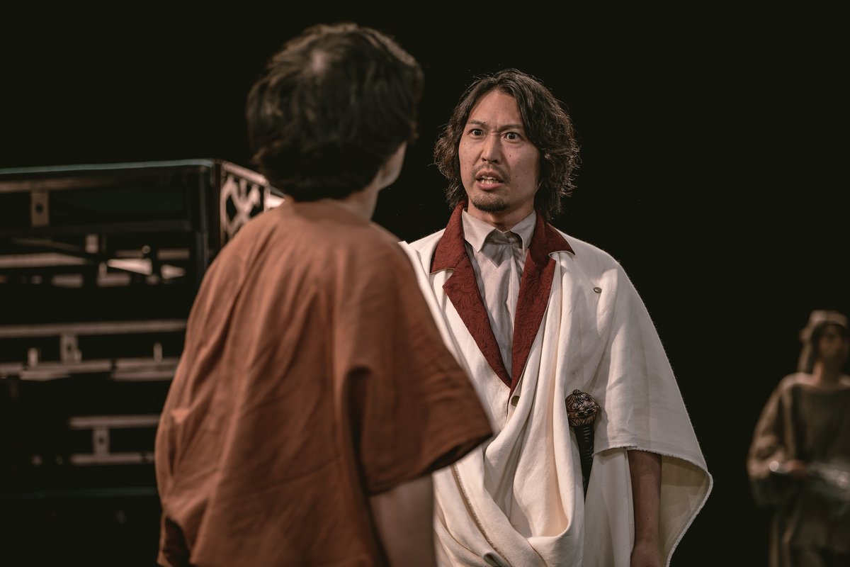 tremolo_c's tweet photo. ロームシアター京都×京都芸術センター U35創造支援プログラム‟KIPPU”
トレモロ『コリオレーナス』

舞台写真公開 / 0場〜1幕1場（ローマ、街路）

撮影：井上嘉和

クラウドファンディング実施中！（あと13日👀）
https://t.co/UY0Nb8OUGZ https://t.co/2Q5mW9uQEf