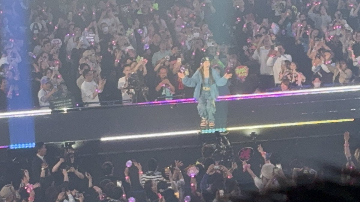 NaChuAyu's tweet photo. 丁度豊洲に来てた親と会ってから親友と参戦した😊
セトリ神で1番好きな曲も聴けたし今日という日にあの言葉が聞けて本当嬉しかったし曲途中のセリフも泣けた🥹
MCはもっとayuとTAで記念日噛み締めたくて友達も家族待たせてるから時間気にしてた😅
今年も同じ景色を見せてね
@ayu_19980408 
#scapegoat https://t.co/omvk84OzQc