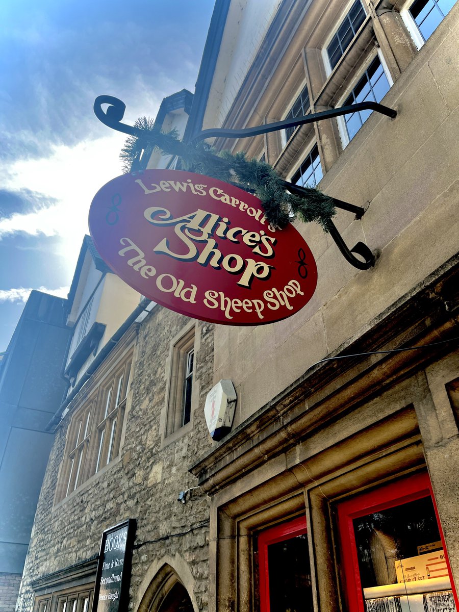 Onceuponabus's tweet photo. ❤️ Alice’s Shop #Oxford https://t.co/02w2fxevUd