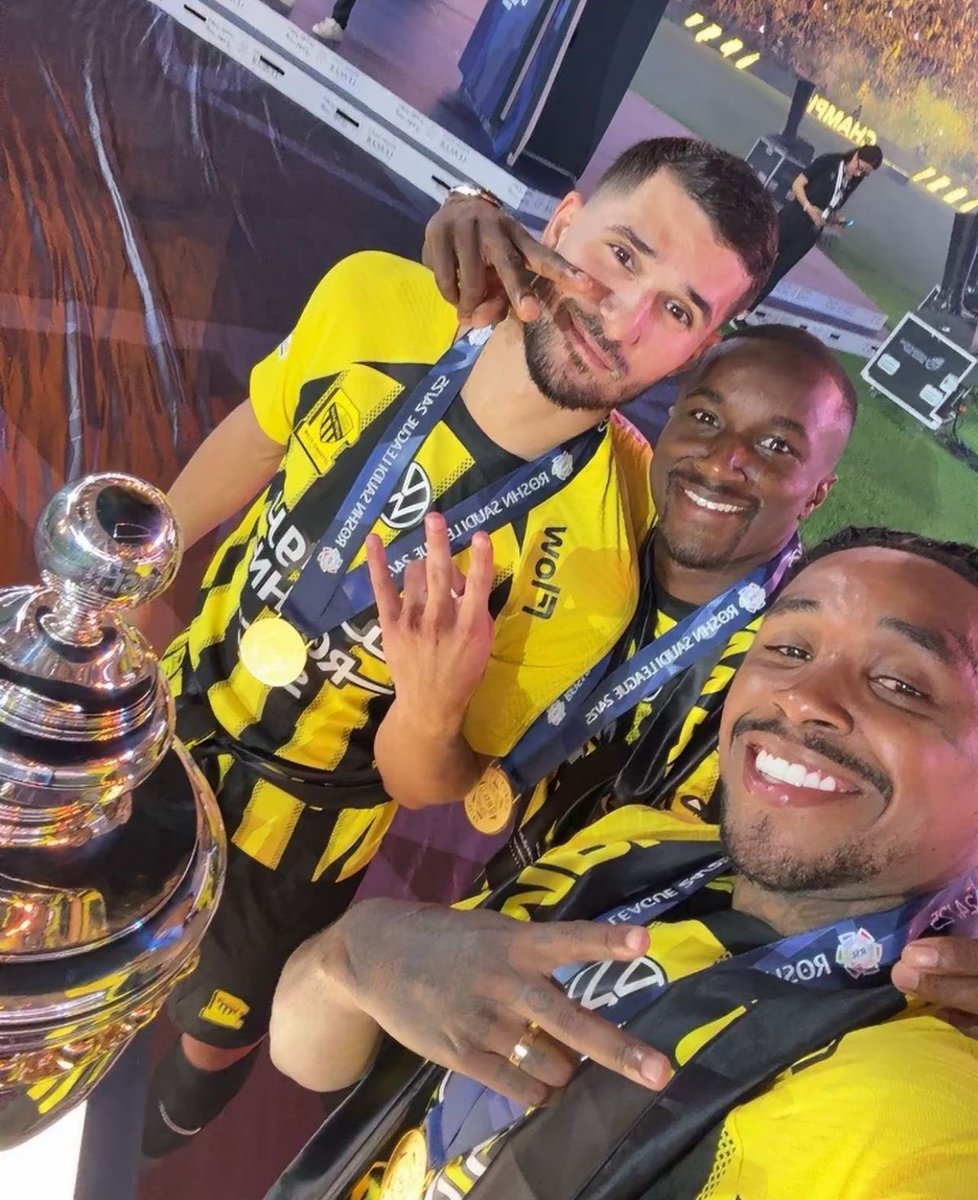 𝙰𝚉𝙾𝚉 tweet media